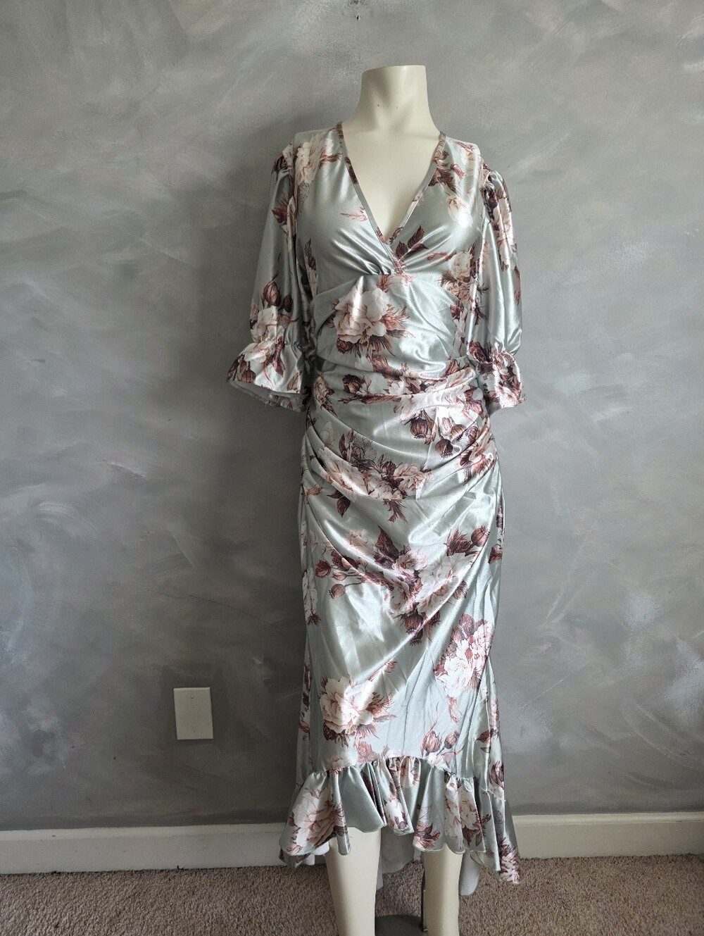 Vtg Style Romantic Floral SatinDress Ruched V-Neck Light Sage Ruffle Hem XL